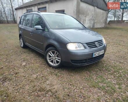 Серый Фольксваген Туран, объемом двигателя 1.98 л и пробегом 240 тыс. км за 4900 $, фото 1 на Automoto.ua