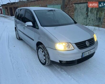 Серый Фольксваген Туран, объемом двигателя 1.6 л и пробегом 220 тыс. км за 3900 $, фото 1 на Automoto.ua