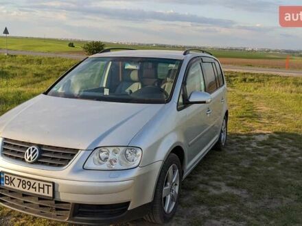 Серый Фольксваген Туран, объемом двигателя 1.9 л и пробегом 300 тыс. км за 5100 $, фото 1 на Automoto.ua