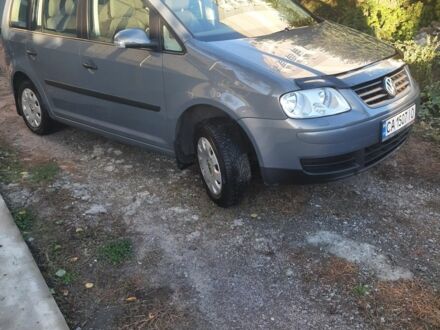 Фольксваген Туран 2004 у Умани на Automoto.ua Сірий Фольксваген Туран, об'ємом двигуна 1.6 л та пробігом 160 тис. км за 5300 $, фото 1 на Automoto.ua