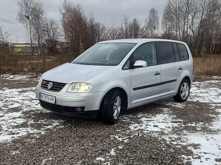 Серый Фольксваген Туран, объемом двигателя 1.6 л и пробегом 288 тыс. км за 4200 $, фото 1 на Automoto.ua