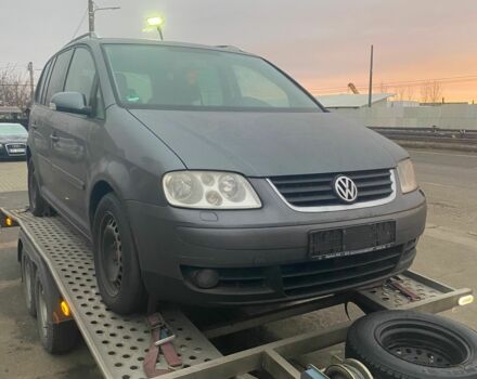 Серый Фольксваген Туран, объемом двигателя 2 л и пробегом 290 тыс. км за 2200 $, фото 1 на Automoto.ua
