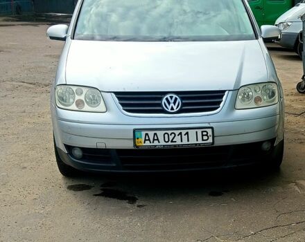 Серый Фольксваген Туран, объемом двигателя 2 л и пробегом 196 тыс. км за 5990 $, фото 1 на Automoto.ua