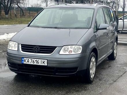 Серый Фольксваген Туран, объемом двигателя 1.6 л и пробегом 283 тыс. км за 5800 $, фото 1 на Automoto.ua