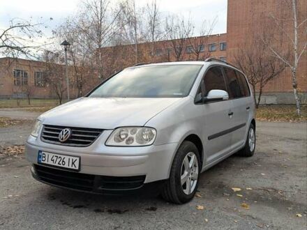 Серый Фольксваген Туран, объемом двигателя 1.6 л и пробегом 240 тыс. км за 5800 $, фото 1 на Automoto.ua