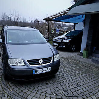 Серый Фольксваген Туран, объемом двигателя 1.6 л и пробегом 183 тыс. км за 5900 $, фото 1 на Automoto.ua