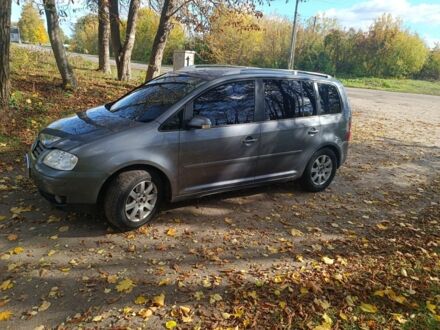 Серый Фольксваген Туран, объемом двигателя 2 л и пробегом 300 тыс. км за 4500 $, фото 1 на Automoto.ua