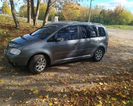 Сірий Фольксваген Туран, об'ємом двигуна 2 л та пробігом 300 тис. км за 4500 $, фото 1 на Automoto.ua