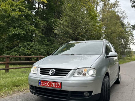 Серый Фольксваген Туран, объемом двигателя 1.6 л и пробегом 227 тыс. км за 6600 $, фото 1 на Automoto.ua