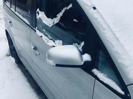 Серый Фольксваген Туран, объемом двигателя 2 л и пробегом 130 тыс. км за 6100 $, фото 1 на Automoto.ua