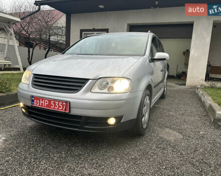 Серый Фольксваген Туран, объемом двигателя 1.6 л и пробегом 151 тыс. км за 4999 $, фото 1 на Automoto.ua