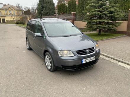 Серый Фольксваген Туран, объемом двигателя 1.9 л и пробегом 300 тыс. км за 5850 $, фото 1 на Automoto.ua