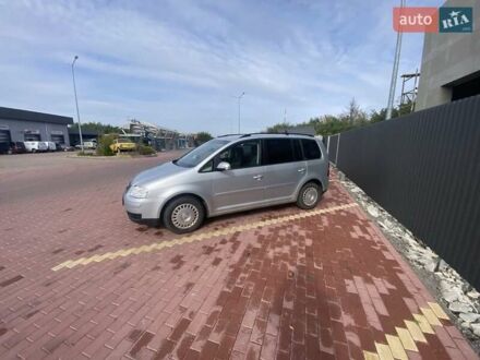 Фольксваген Туран 2005 в Сарнах на Automoto.ua Серый Фольксваген Туран, объемом двигателя 1.6 л и пробегом 267 тыс. км за 5750 $, фото 1 на Automoto.ua