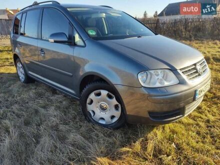 Серый Фольксваген Туран, объемом двигателя 1.6 л и пробегом 242 тыс. км за 5550 $, фото 1 на Automoto.ua