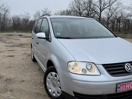 Серый Фольксваген Туран, объемом двигателя 1.6 л и пробегом 213 тыс. км за 6900 $, фото 1 на Automoto.ua