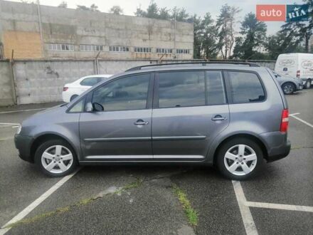 Серый Фольксваген Туран, объемом двигателя 1.6 л и пробегом 260 тыс. км за 5700 $, фото 1 на Automoto.ua