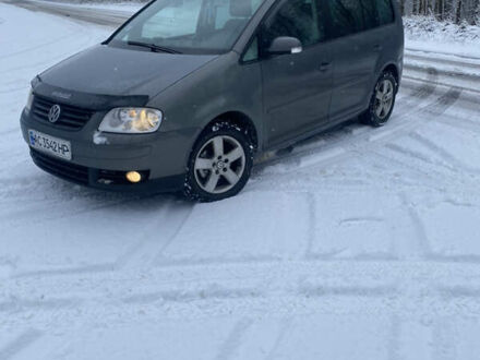 Сірий Фольксваген Туран, об'ємом двигуна 2 л та пробігом 280 тис. км за 5500 $, фото 1 на Automoto.ua