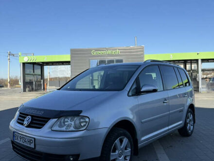 Фольксваген Туран 2005 у Каменце-Подольском на Automoto.ua Сірий Фольксваген Туран, об'ємом двигуна 1.97 л та пробігом 290 тис. км за 5100 $, фото 1 на Automoto.ua