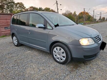 Серый Фольксваген Туран, объемом двигателя 1.9 л и пробегом 300 тыс. км за 3300 $, фото 1 на Automoto.ua