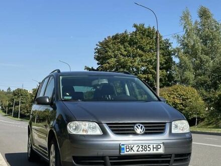 Серый Фольксваген Туран, объемом двигателя 1.97 л и пробегом 330 тыс. км за 5800 $, фото 1 на Automoto.ua