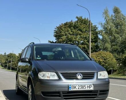 Серый Фольксваген Туран, объемом двигателя 1.97 л и пробегом 330 тыс. км за 5800 $, фото 1 на Automoto.ua