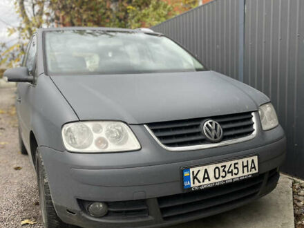 Серый Фольксваген Туран, объемом двигателя 1.6 л и пробегом 266 тыс. км за 6600 $, фото 1 на Automoto.ua