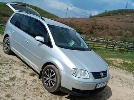 Фольксваген Туран 2006 у Сваляве на Automoto.ua Сірий Фольксваген Туран, об'ємом двигуна 1.6 л та пробігом 190 тис. км за 7300 $, фото 1 на Automoto.ua
