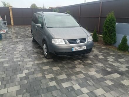 Серый Фольксваген Туран, объемом двигателя 1.6 л и пробегом 280 тыс. км за 5400 $, фото 1 на Automoto.ua