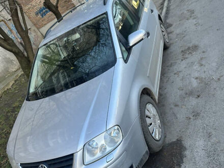 Серый Фольксваген Туран, объемом двигателя 1.6 л и пробегом 211 тыс. км за 6000 $, фото 1 на Automoto.ua