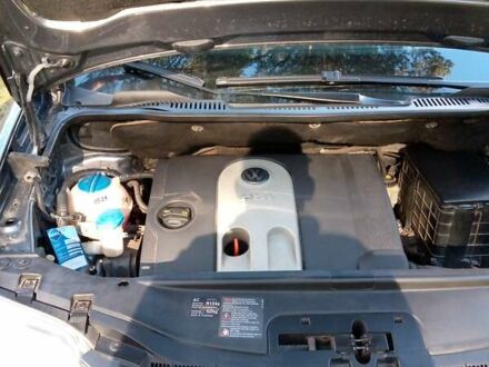 Серый Фольксваген Туран, объемом двигателя 1.6 л и пробегом 257 тыс. км за 5500 $, фото 1 на Automoto.ua