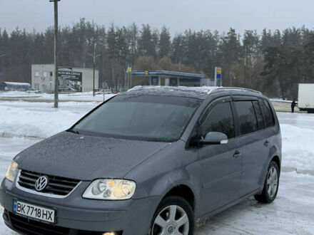 Серый Фольксваген Туран, объемом двигателя 1.9 л и пробегом 367 тыс. км за 4900 $, фото 1 на Automoto.ua