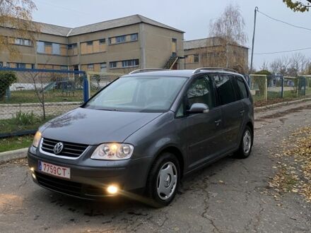 Серый Фольксваген Туран, объемом двигателя 2 л и пробегом 320 тыс. км за 3400 $, фото 1 на Automoto.ua