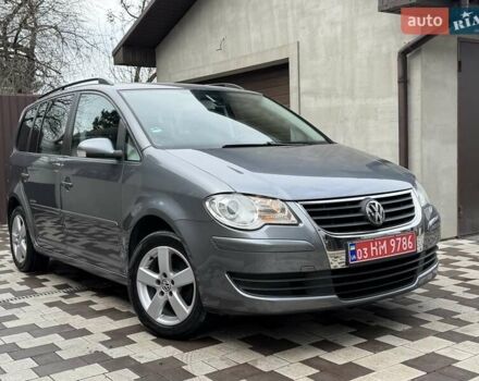 Серый Фольксваген Туран, объемом двигателя 1.6 л и пробегом 251 тыс. км за 6950 $, фото 1 на Automoto.ua