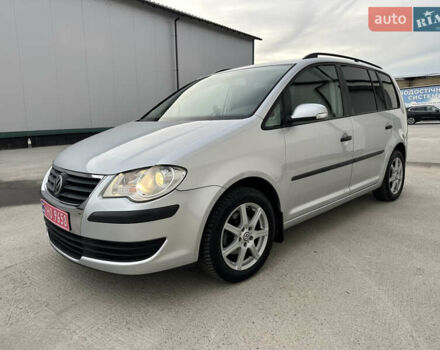 Серый Фольксваген Туран, объемом двигателя 1.6 л и пробегом 215 тыс. км за 6800 $, фото 1 на Automoto.ua