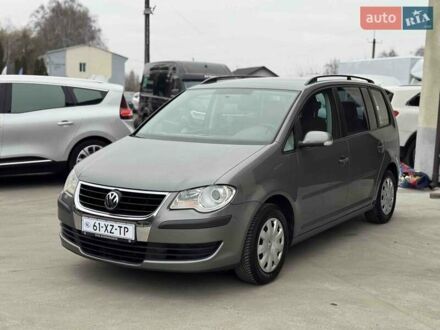 Серый Фольксваген Туран, объемом двигателя 1.6 л и пробегом 232 тыс. км за 7200 $, фото 1 на Automoto.ua