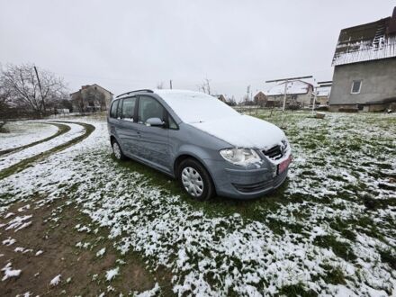 Серый Фольксваген Туран, объемом двигателя 1.4 л и пробегом 240 тыс. км за 5300 $, фото 1 на Automoto.ua