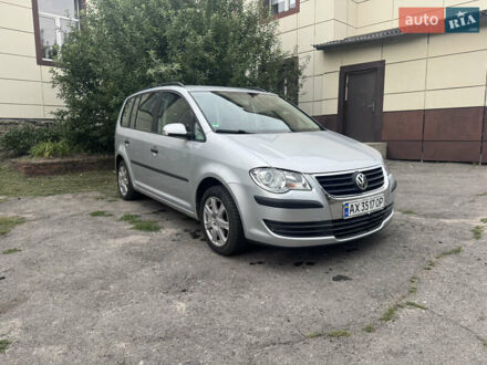 Фольксваген Туран 2007 в Краснокутске на Automoto.ua Серый Фольксваген Туран, объемом двигателя 1.6 л и пробегом 182 тыс. км за 7300 $, фото 1 на Automoto.ua