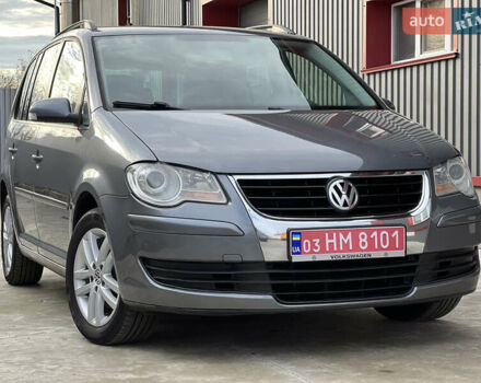 Серый Фольксваген Туран, объемом двигателя 1.6 л и пробегом 217 тыс. км за 8200 $, фото 1 на Automoto.ua