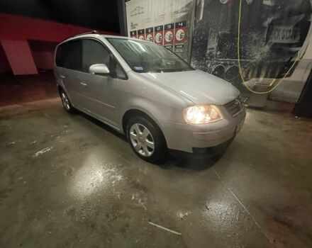 Серый Фольксваген Туран, объемом двигателя 1.9 л и пробегом 300 тыс. км за 1950 $, фото 1 на Automoto.ua