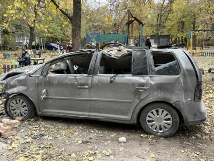 Серый Фольксваген Туран, объемом двигателя 2 л и пробегом 200 тыс. км за 1000 $, фото 1 на Automoto.ua