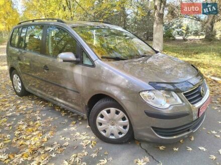 Серый Фольксваген Туран, объемом двигателя 1.6 л и пробегом 227 тыс. км за 7200 $, фото 1 на Automoto.ua