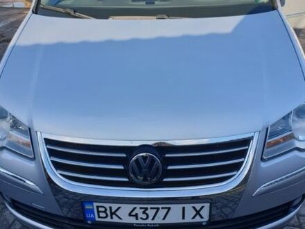 Серый Фольксваген Туран, объемом двигателя 1.39 л и пробегом 199 тыс. км за 7000 $, фото 1 на Automoto.ua