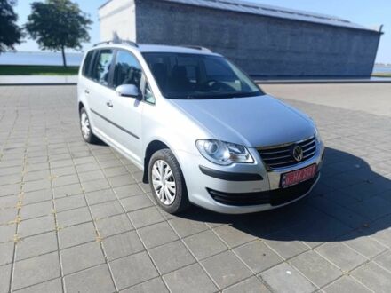 Фольксваген Туран 2007 у Светловдске на Automoto.ua Сірий Фольксваген Туран, об'ємом двигуна 1.6 л та пробігом 237 тис. км за 7300 $, фото 1 на Automoto.ua