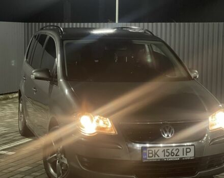 Серый Фольксваген Туран, объемом двигателя 1.4 л и пробегом 240 тыс. км за 6750 $, фото 1 на Automoto.ua