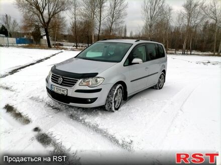 Сірий Фольксваген Туран, об'ємом двигуна 2 л та пробігом 238 тис. км за 7800 $, фото 1 на Automoto.ua