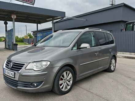 Серый Фольксваген Туран, объемом двигателя 2 л и пробегом 327 тыс. км за 4500 $, фото 1 на Automoto.ua