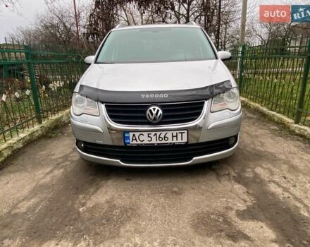 Серый Фольксваген Туран, объемом двигателя 1.98 л и пробегом 303 тыс. км за 7800 $, фото 1 на Automoto.ua