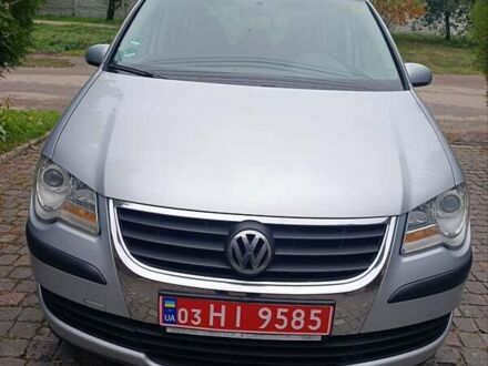 Серый Фольксваген Туран, объемом двигателя 1.6 л и пробегом 216 тыс. км за 7700 $, фото 1 на Automoto.ua