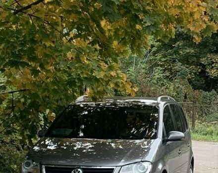 Сірий Фольксваген Туран, об'ємом двигуна 2 л та пробігом 350 тис. км за 7600 $, фото 1 на Automoto.ua