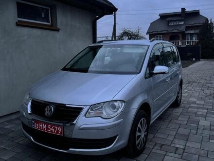 Серый Фольксваген Туран, объемом двигателя 1.6 л и пробегом 226 тыс. км за 8395 $, фото 1 на Automoto.ua